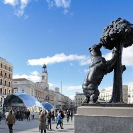 Remanso De Luz Y Silencio En La Puerta Del Sol Madri Exterior foto