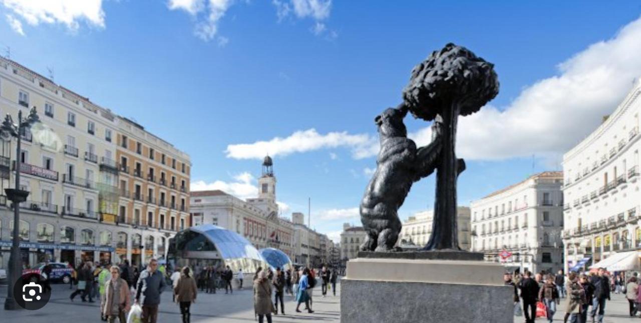 Remanso De Luz Y Silencio En La Puerta Del Sol Madri Exterior foto